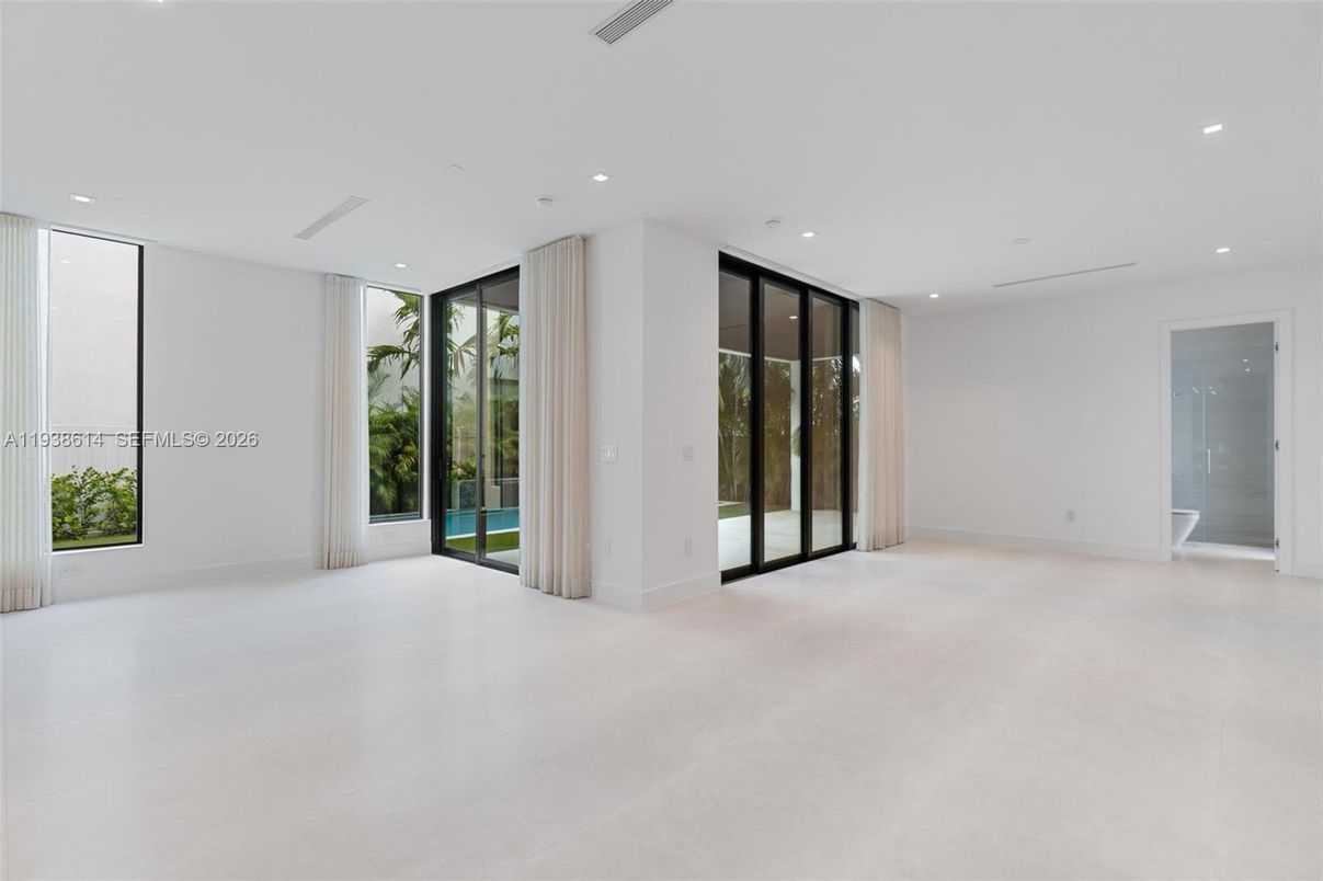 Empty room, Interior, Recessed Lighting