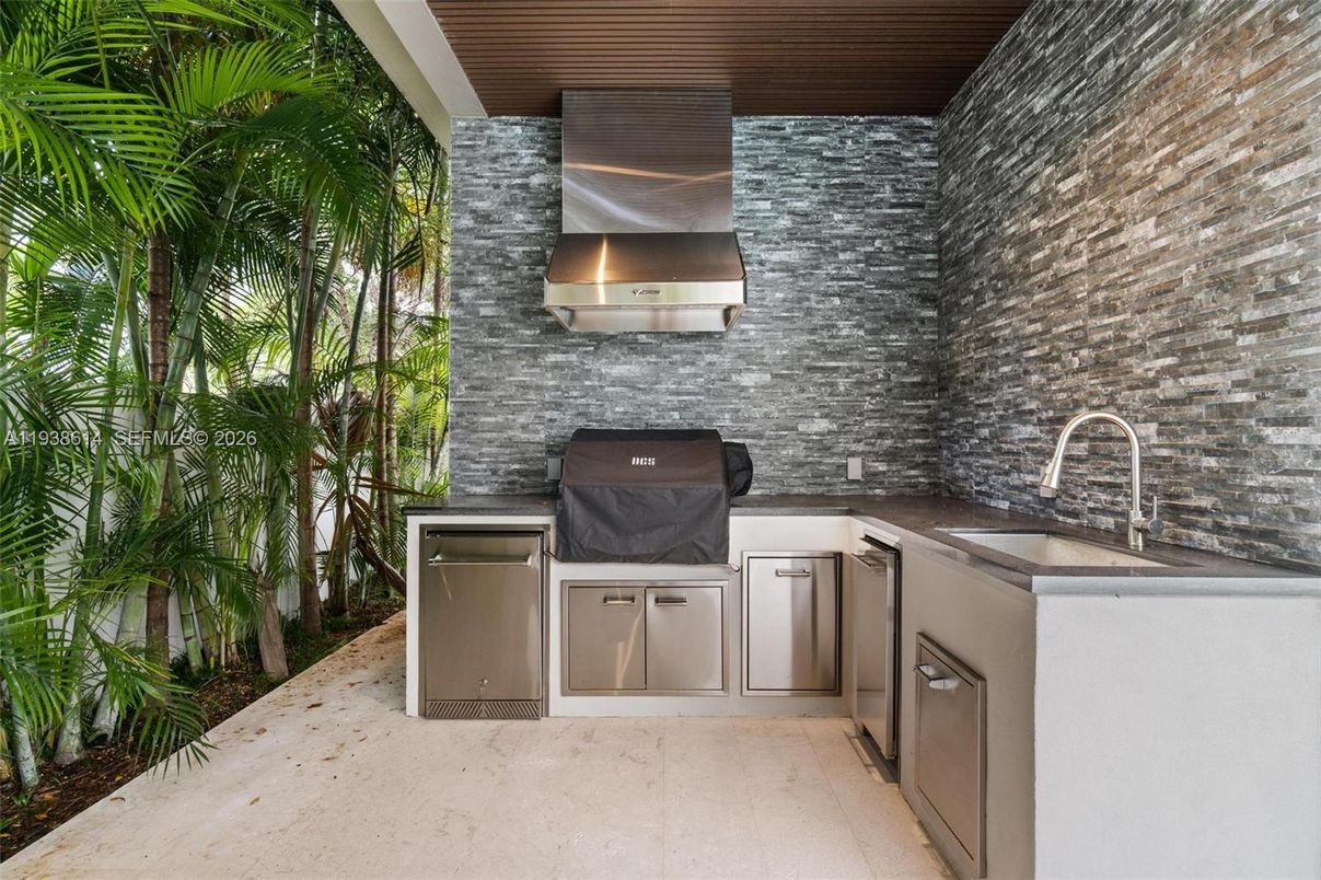 Exterior, Outdoor Kitchen