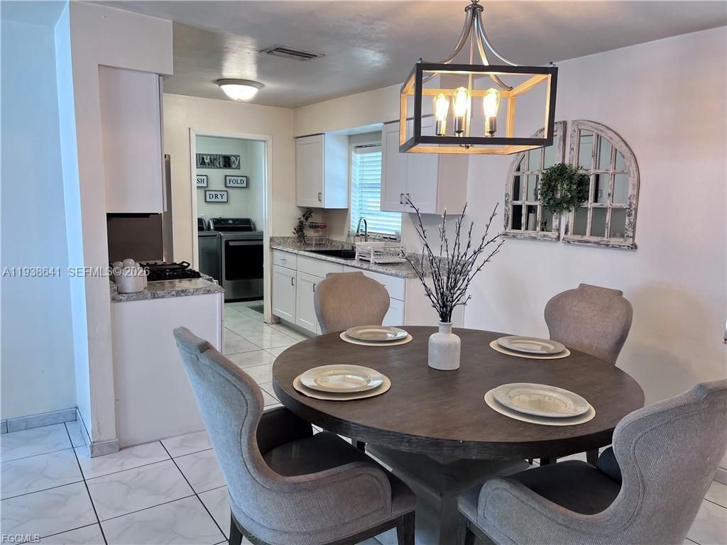 Dining room, Interior, Kitchen, Marble, Pendant Lights