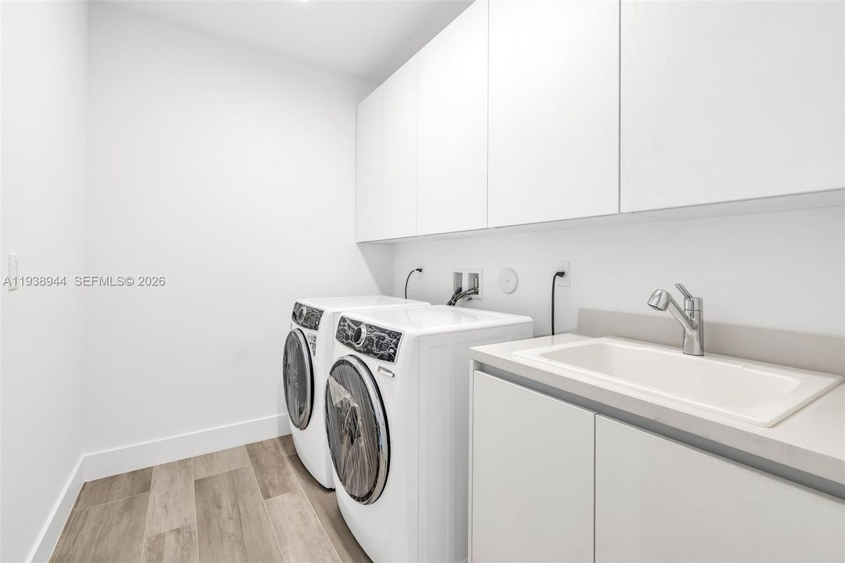 Interior, Washer, Wood Texture Flooring