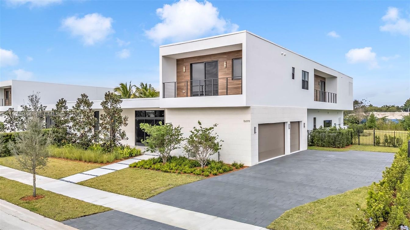 Attached, Backyard, Exterior, Facade, Modern