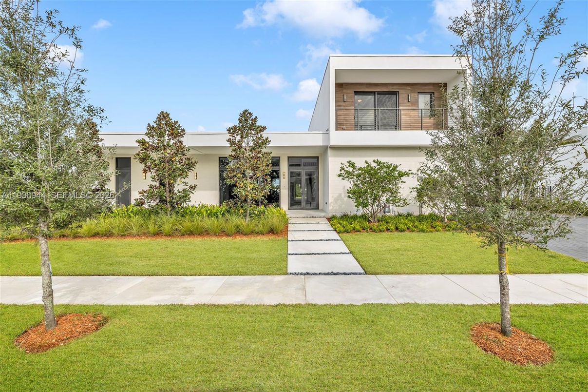 Backyard, Exterior, Facade, Modern