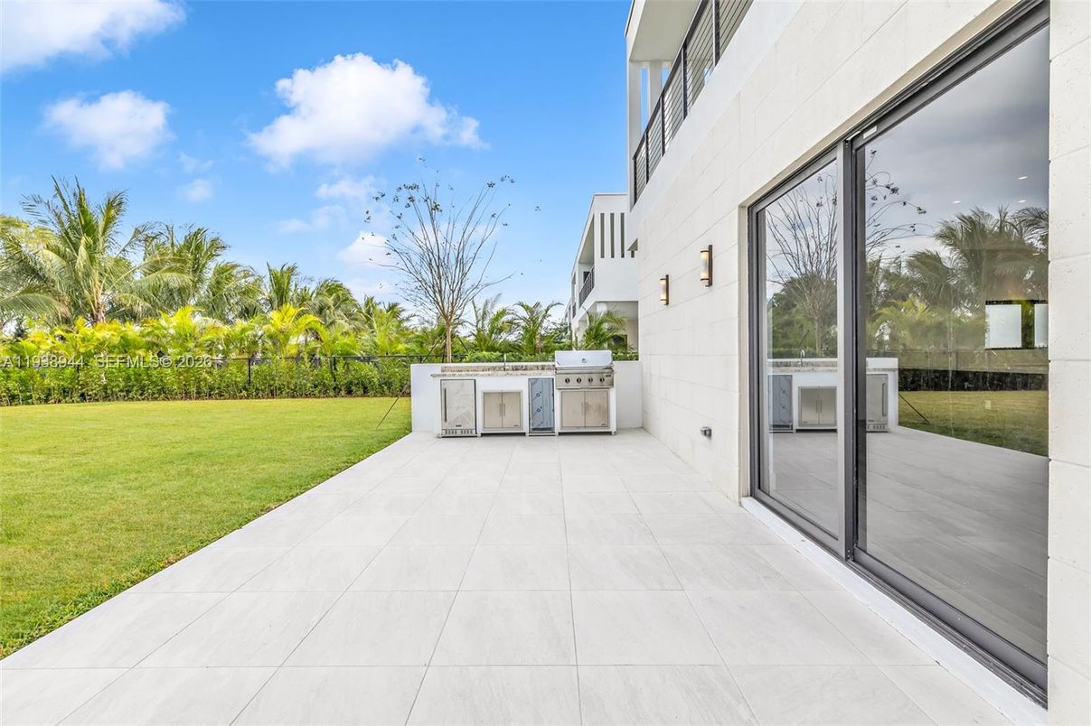 Backyard, Exterior, Outdoor Kitchen