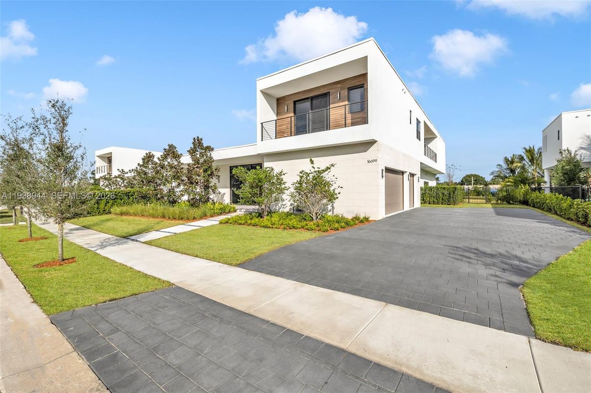 Attached, Backyard, Exterior, Facade, Modern