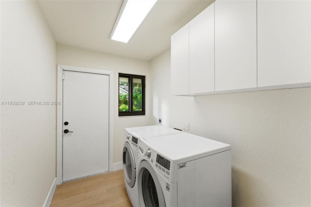 Interior, Washer, Wood Texture Flooring