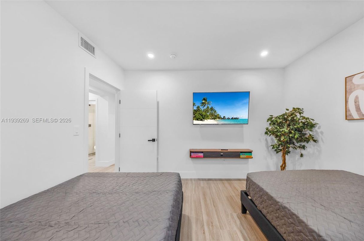 Interior, Recessed Lighting, Wood Texture Flooring