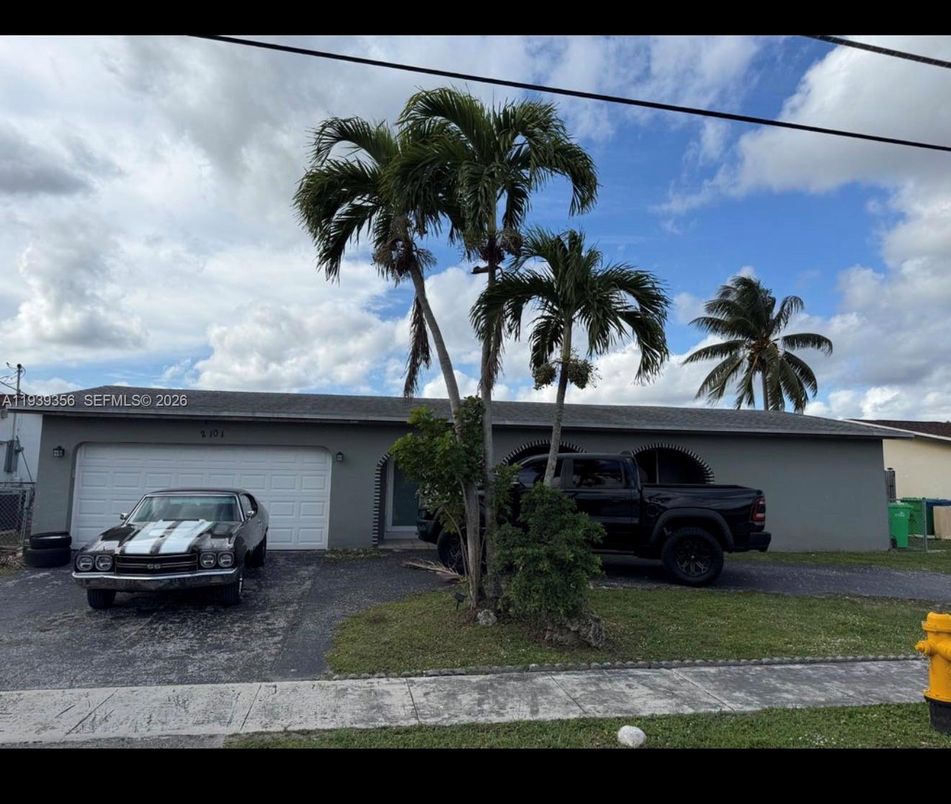 Attached, Exterior, Facade, Ranch