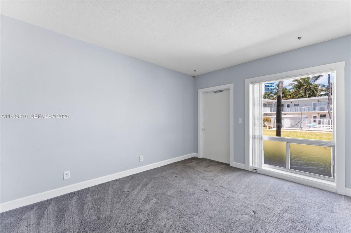 Empty room, Interior