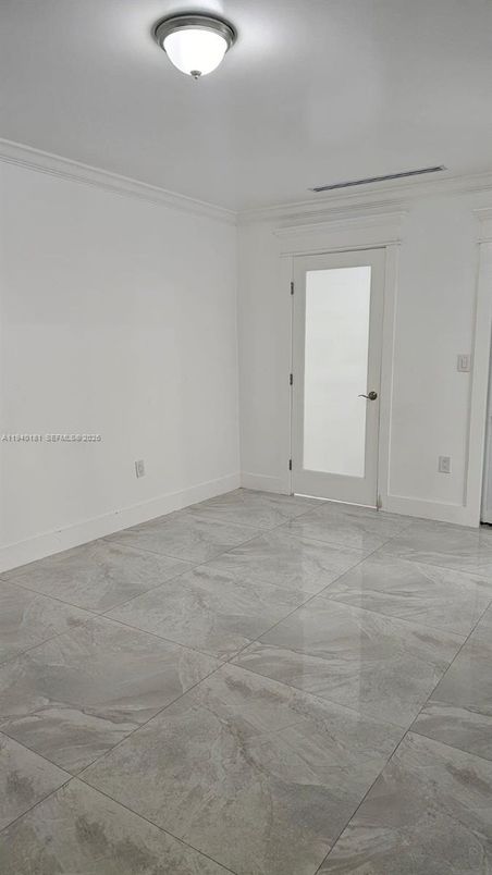 Empty room, Interior