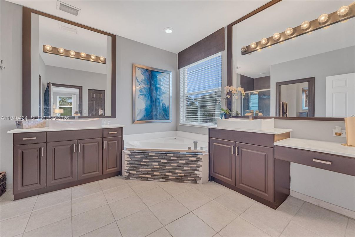 Bathroom, Dual Sink Vanities, Interior, Recessed Lighting