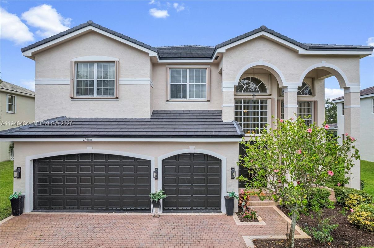 Attached, Exterior, Facade, Mediterranean