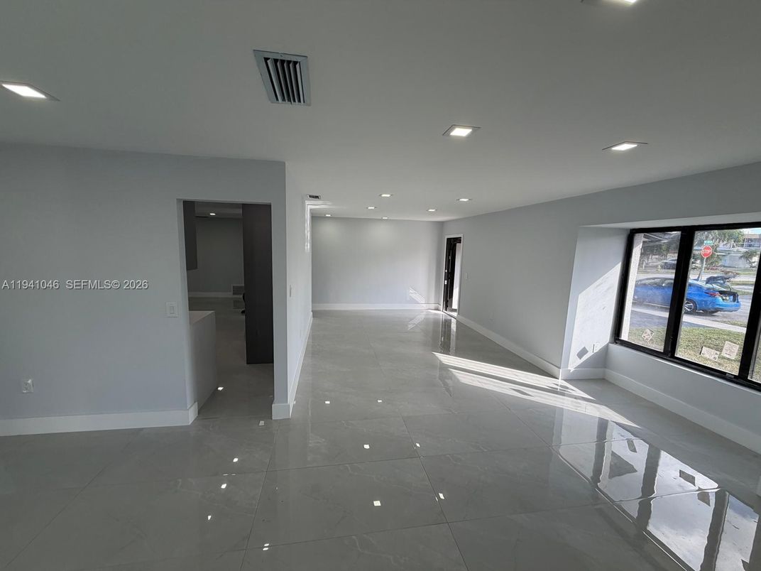 Empty room, Interior, Recessed Lighting