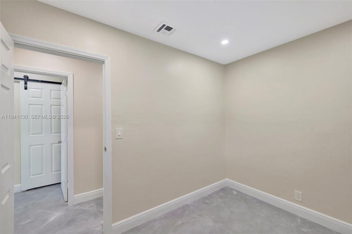Empty room, Interior, Recessed Lighting
