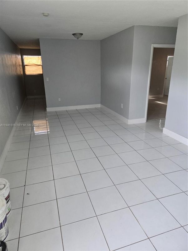 Empty room, Interior