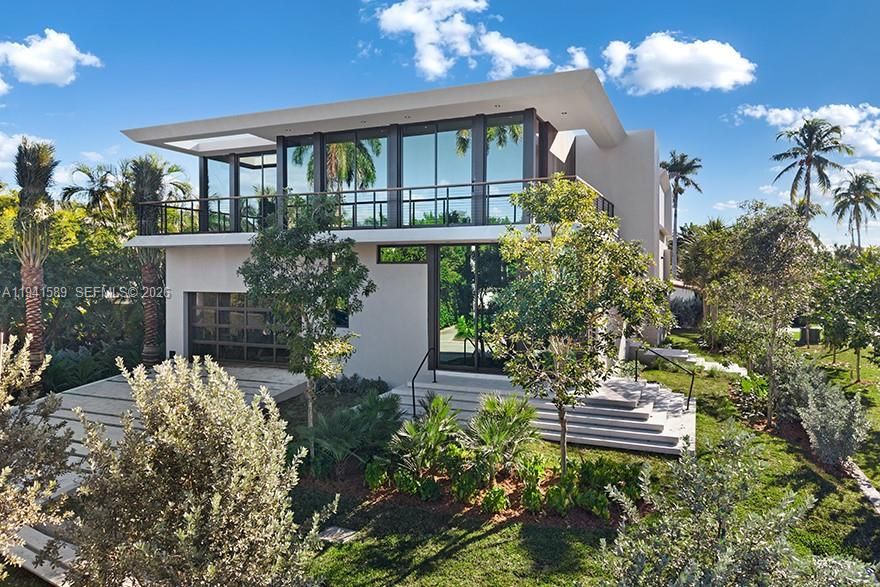 Attached, Backyard, Exterior, Facade, Modern