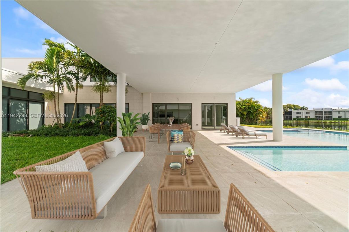 Exterior, Outdoor Kitchen, Pool