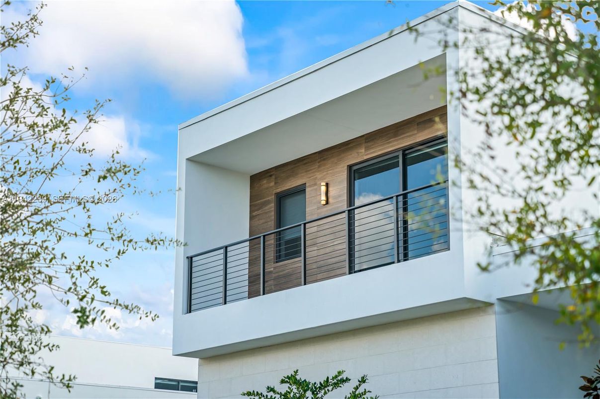 Exterior, Facade, Modern