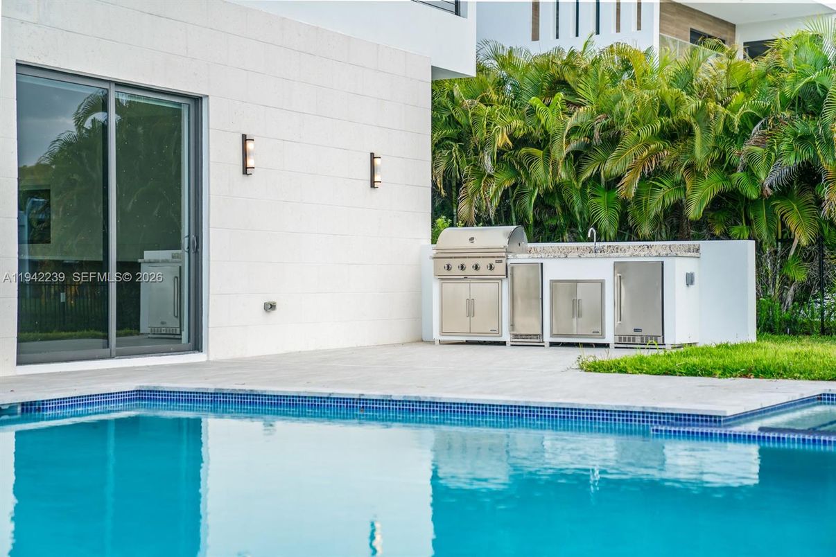 Exterior, Outdoor Kitchen, Pool