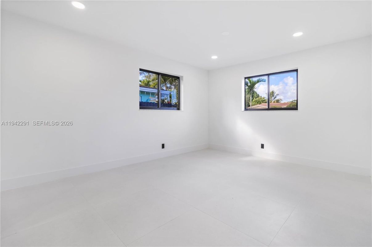 Empty room, Interior, Recessed Lighting