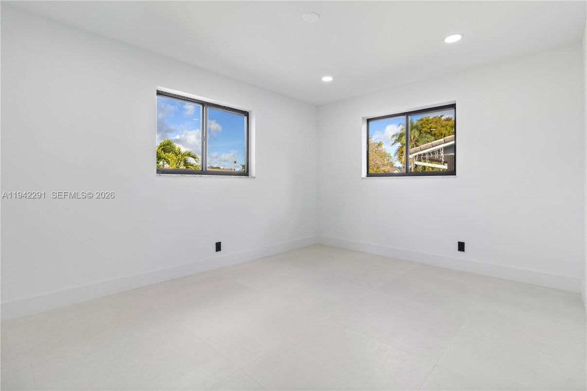 Empty room, Interior, Recessed Lighting