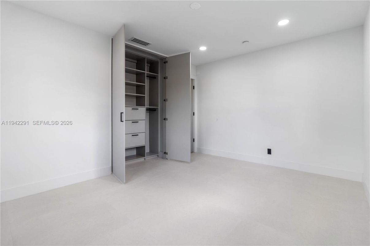 Empty room, Interior, Recessed Lighting