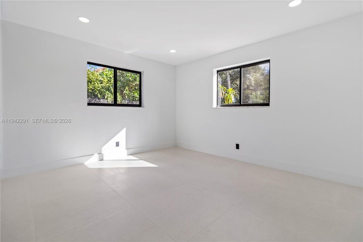 Empty room, Interior, Recessed Lighting