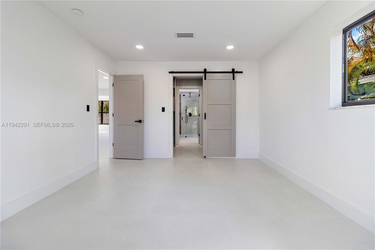 Empty room, Interior, Recessed Lighting