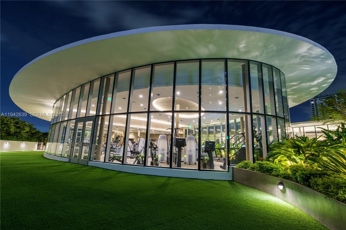 Backyard, Exterior, Facade, Modern