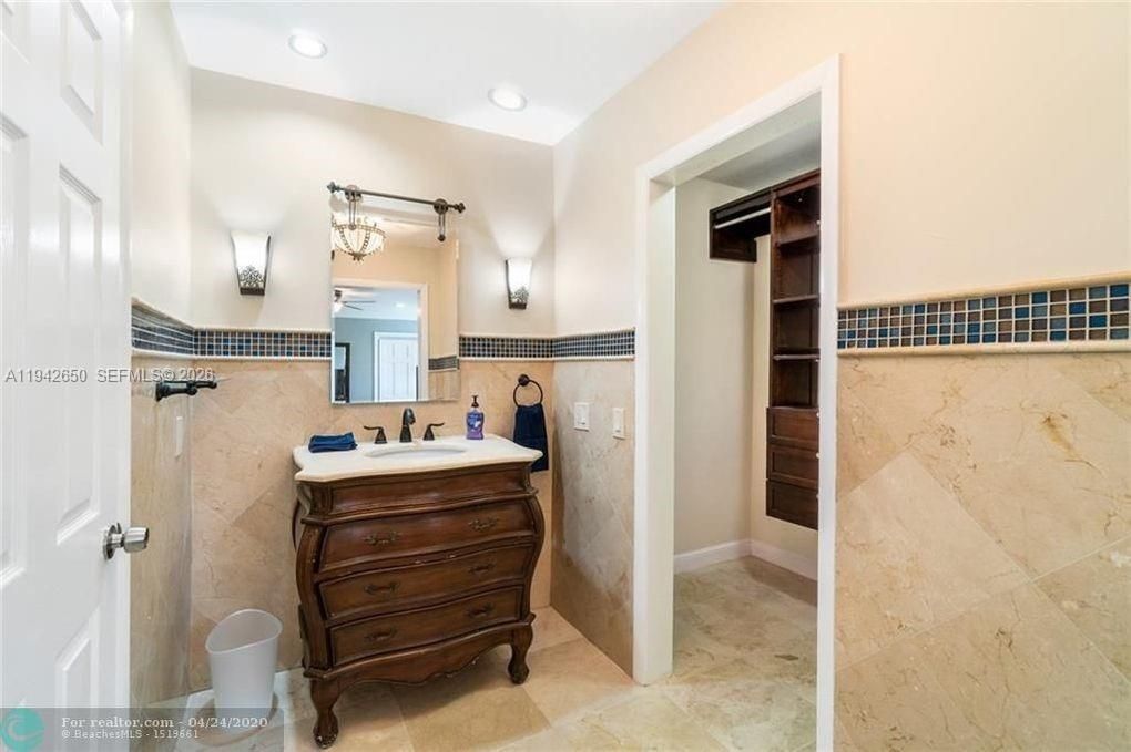 Bathroom, Interior, Recessed Lighting