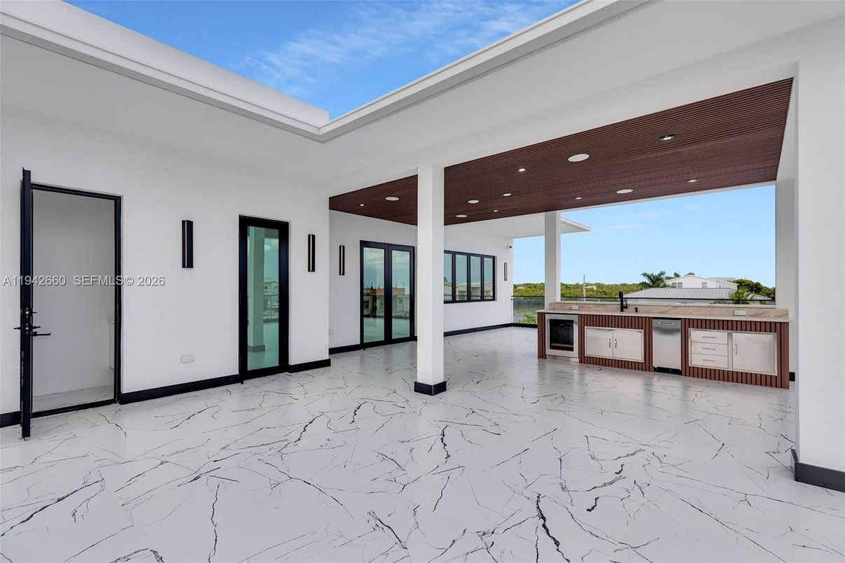 Exterior, Marble, Outdoor Kitchen