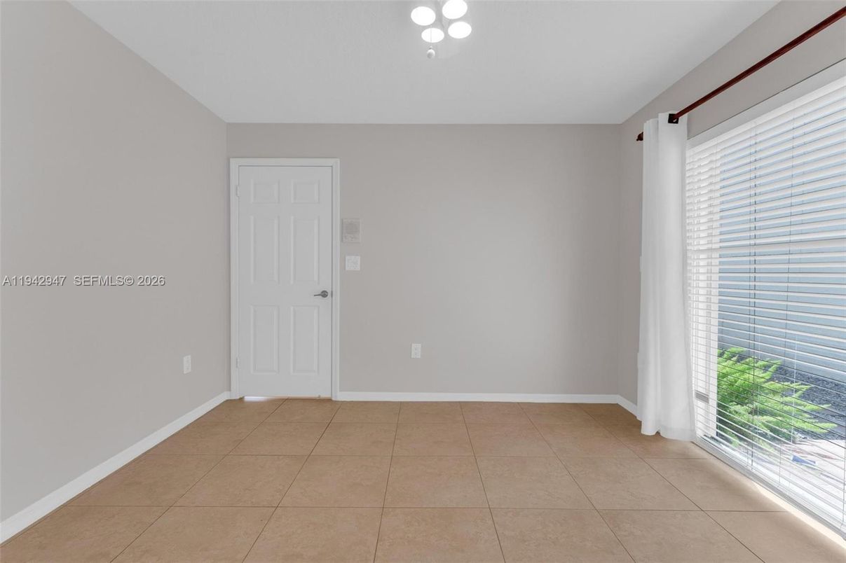 Empty room, Interior