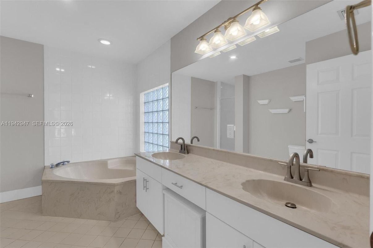 Bathroom, Dual Sink Vanities, Interior, Recessed Lighting