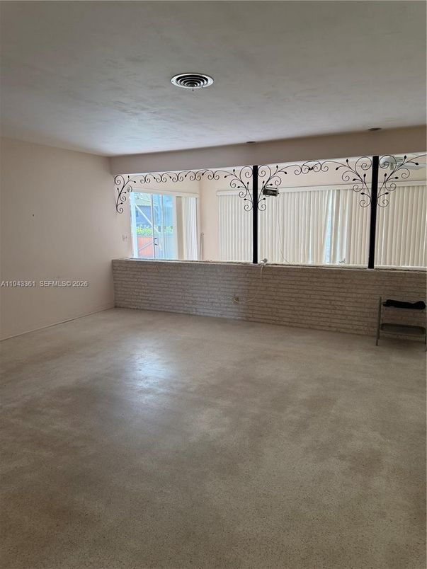 Empty room, Interior