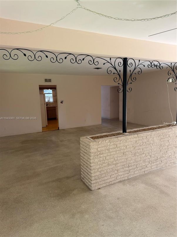 Empty room, Interior