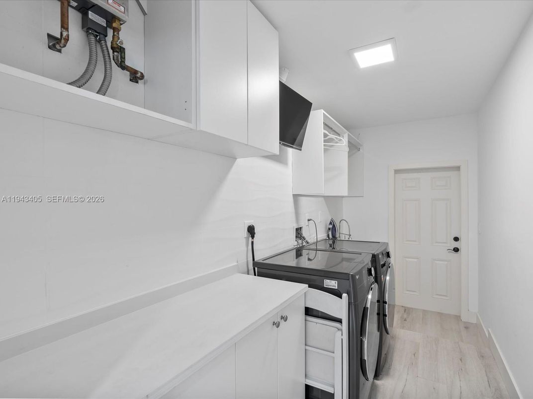 Interior, Recessed Lighting, Washer, Wood Texture Flooring