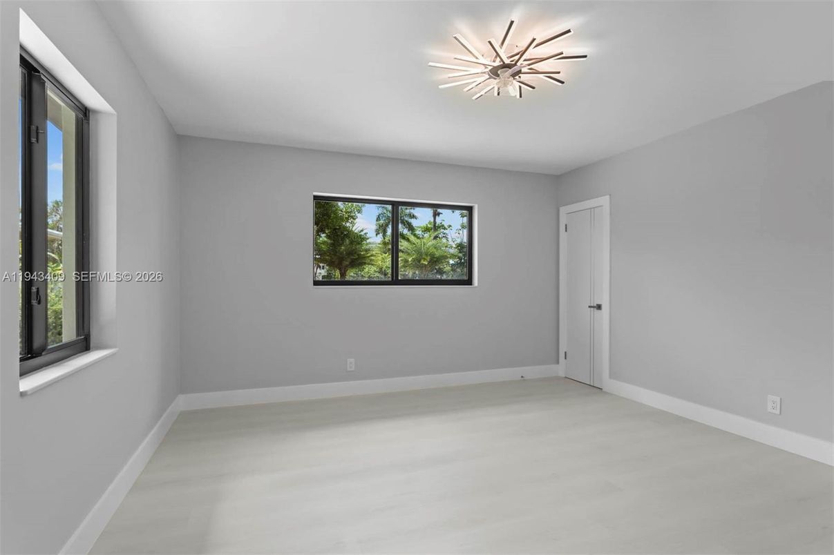 Empty room, Interior