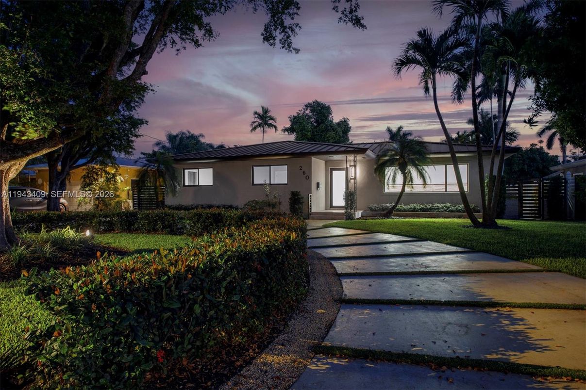 Backyard, Exterior, Facade, Ranch