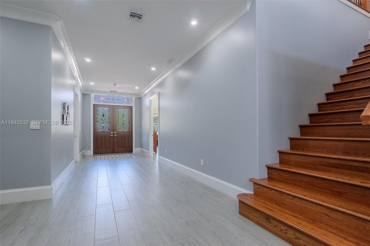 Interior, Recessed Lighting, Wood Texture Flooring