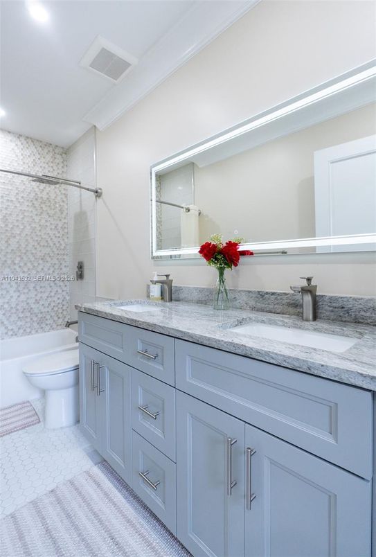 Bathroom, Dual Sink Vanities, Interior, Recessed Lighting