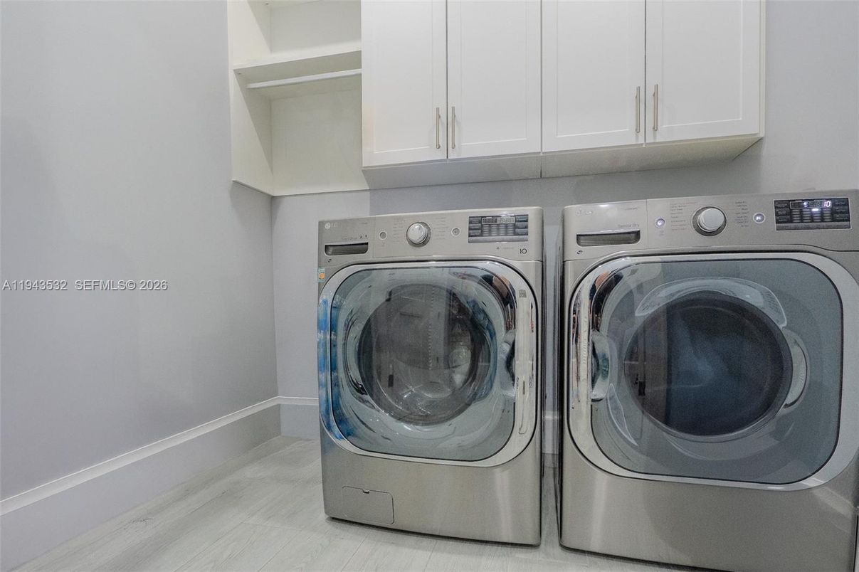 Interior, Washer, Wood Texture Flooring