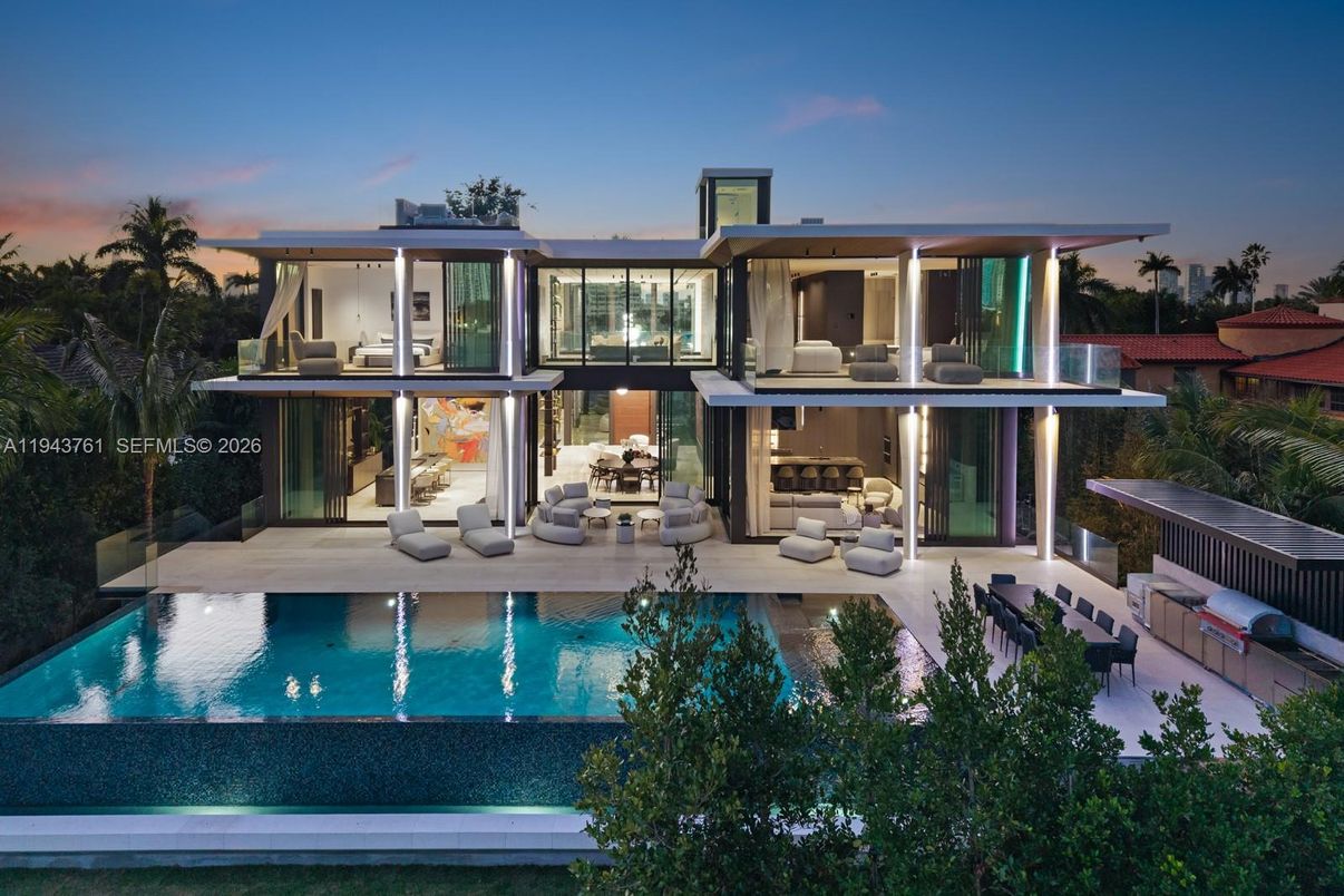 Exterior, Facade, Pool, Modern