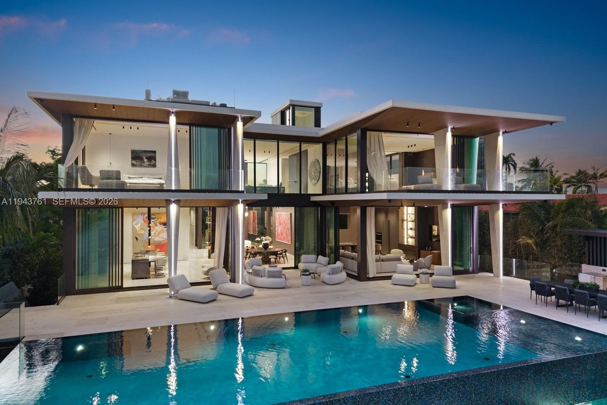 Exterior, Facade, Pool, Modern