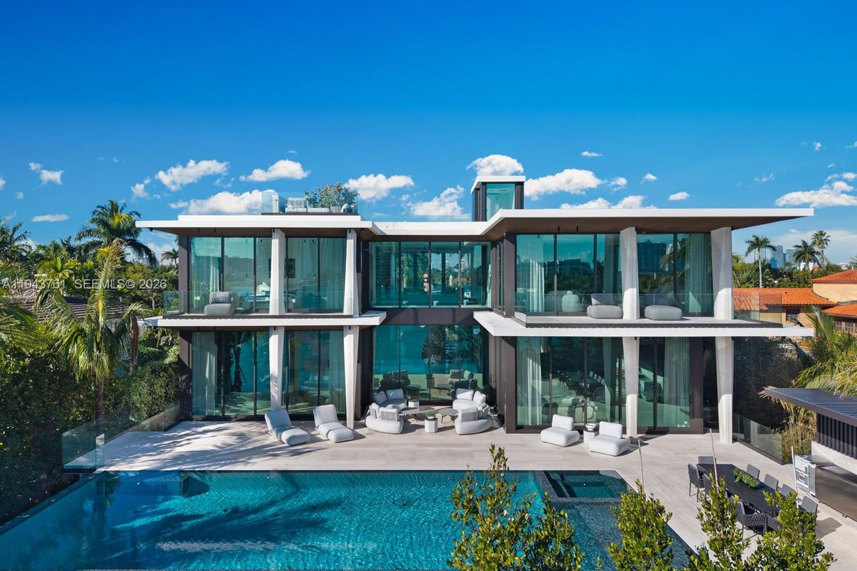 Exterior, Facade, Pool, Modern