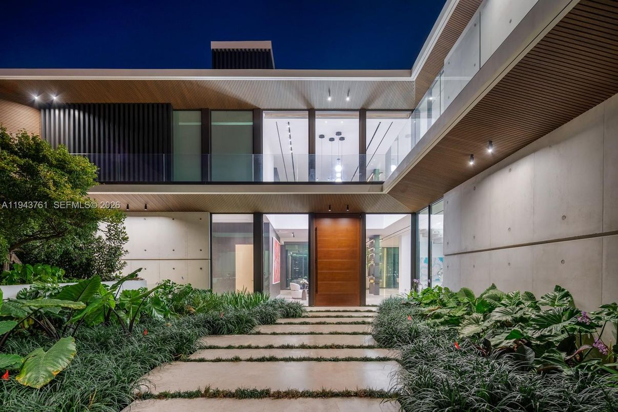 Exterior, Facade, Modern