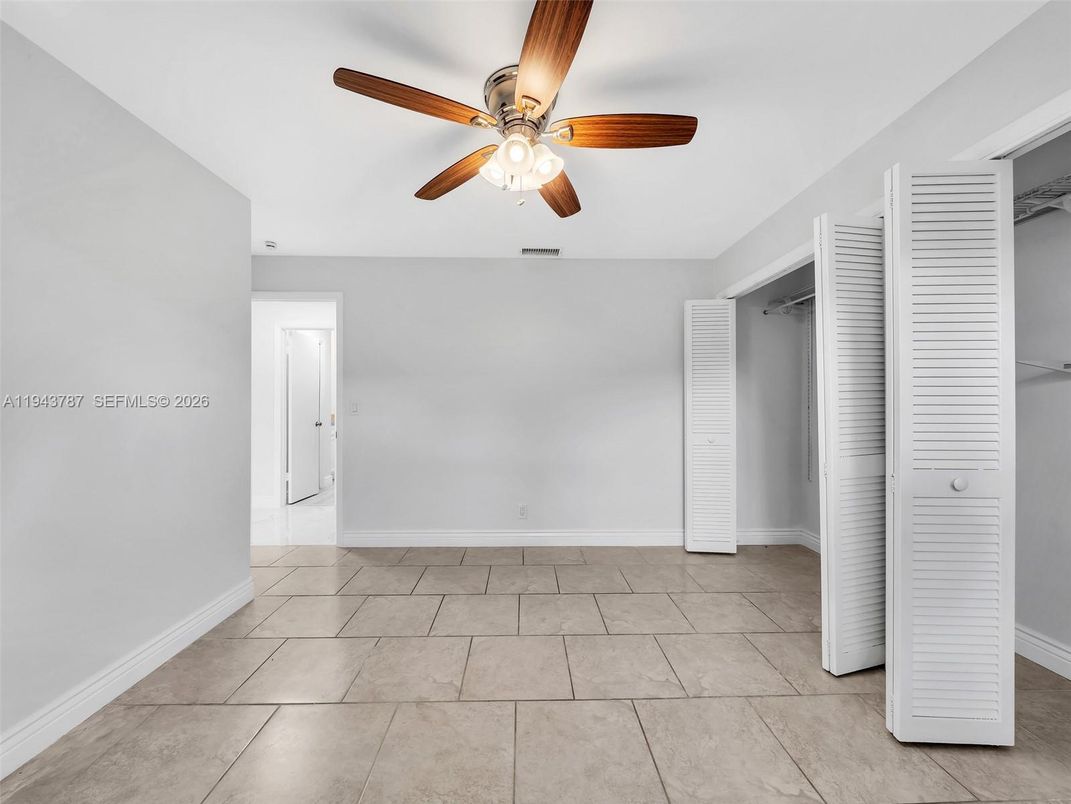 Empty room, Interior