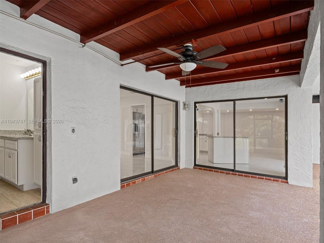 Empty room, Interior, Wooden Beams, Wooden Ceilings
