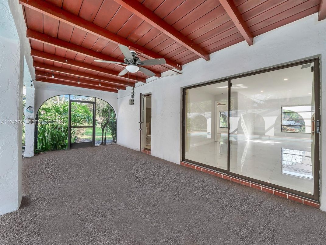 Empty room, Interior, Wooden Beams, Wooden Ceilings