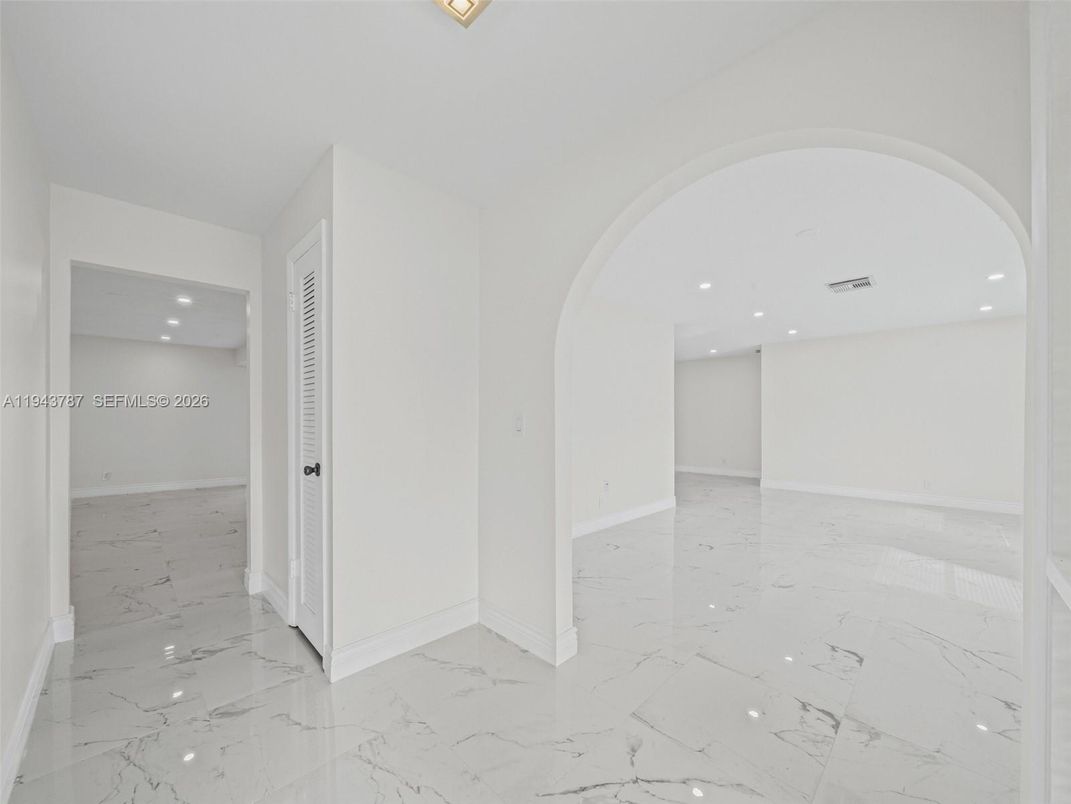 Empty room, Interior, Marble, Recessed Lighting
