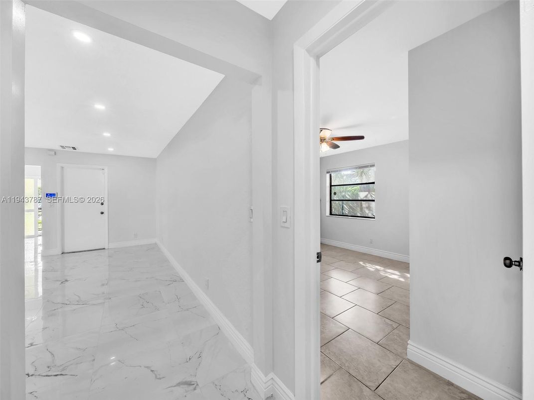 Empty room, Interior, Marble, Recessed Lighting