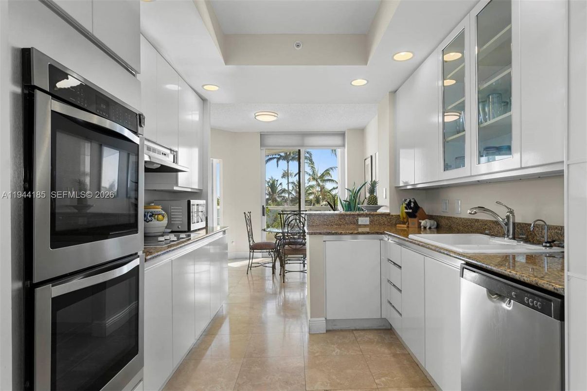 Dining room, Interior, Kitchen, Recessed Lighting, Stainless Steel Appliances